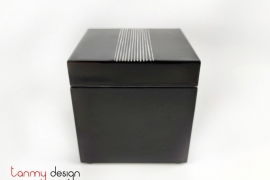 Black square lacquer box attached with striped pearl 9 cm